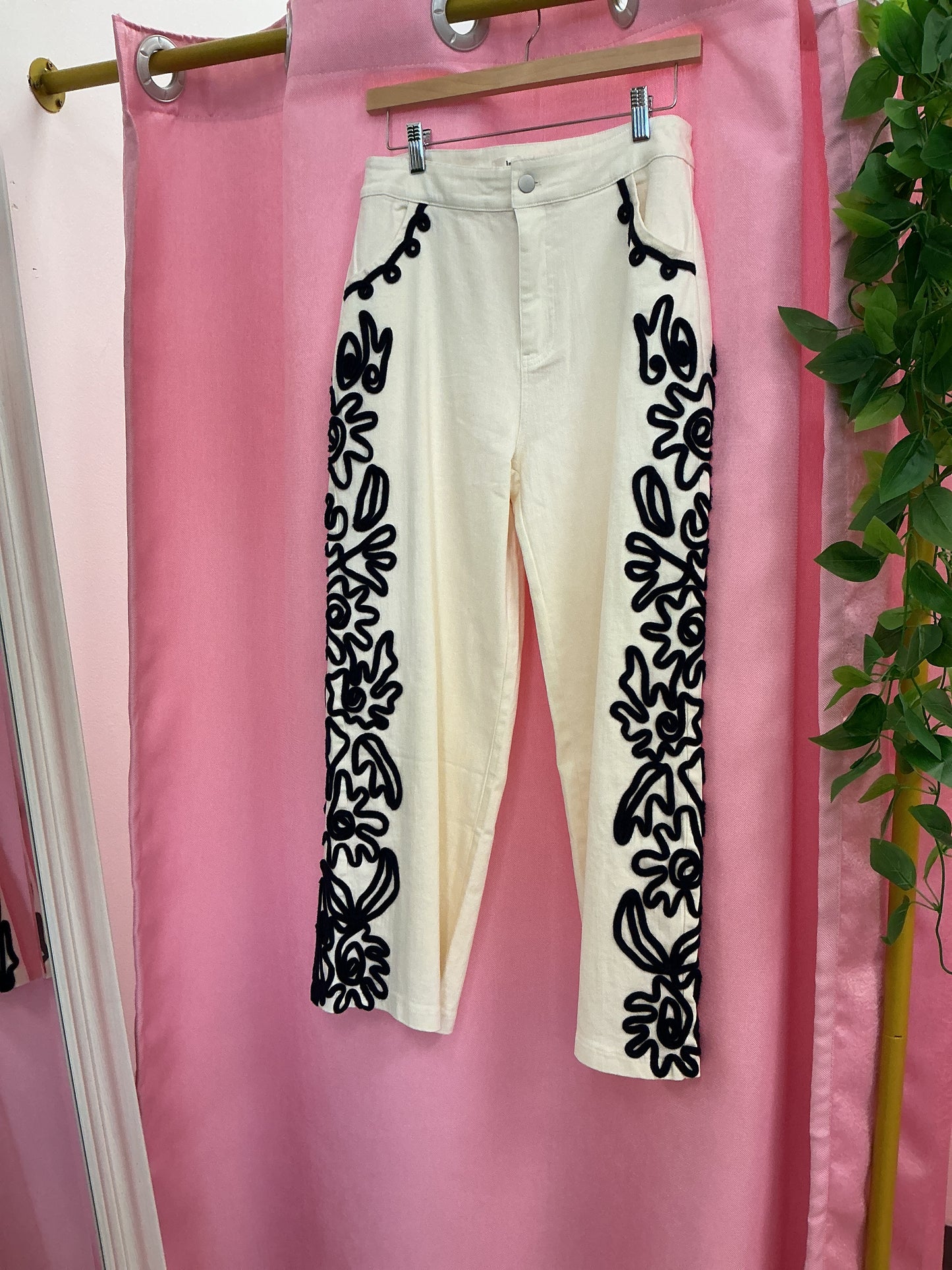 Pantalón con diseño a los lados