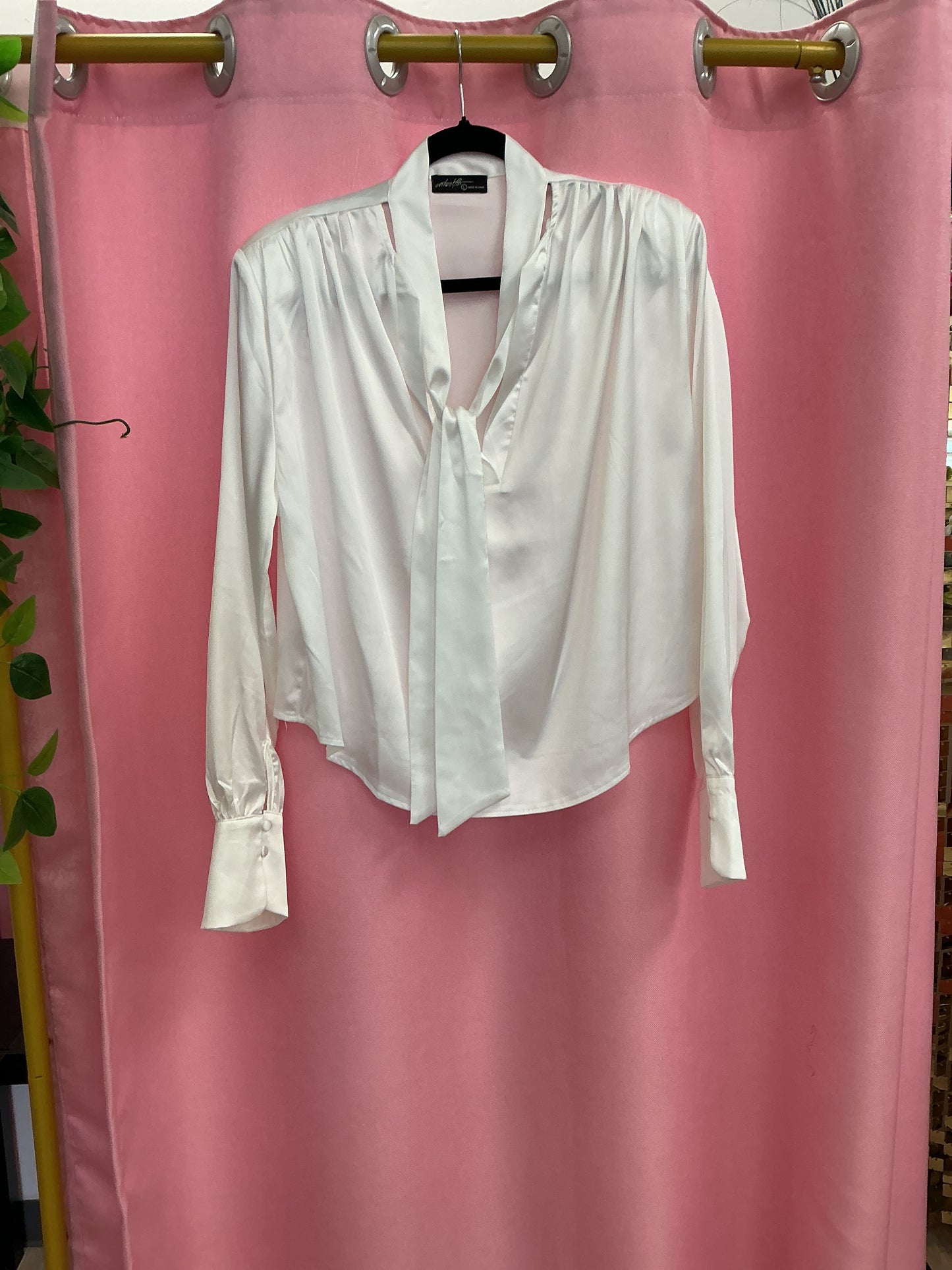Blusa blanca con tiras en el cuello