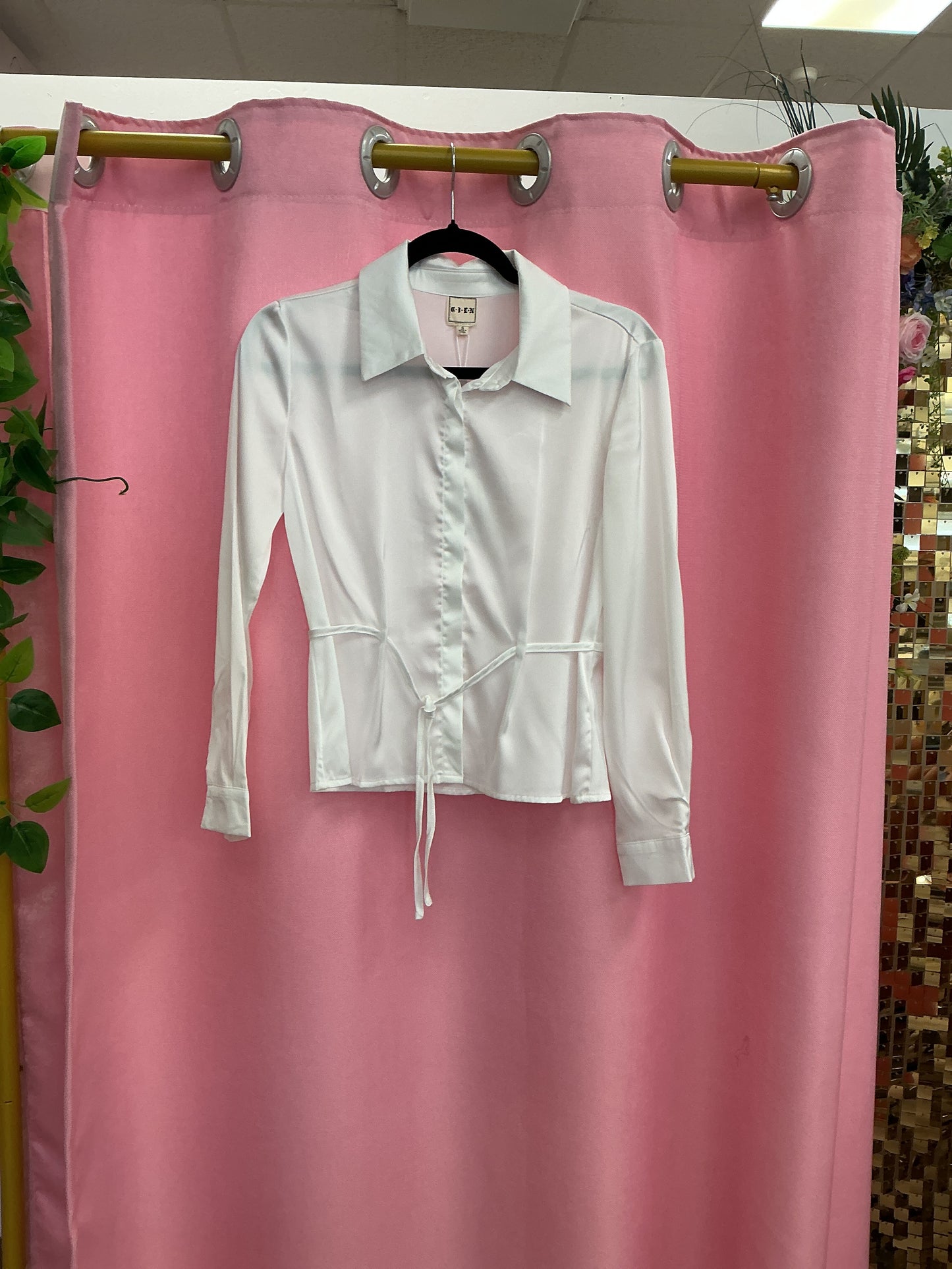 Camisa blanca con cinta en la cintura