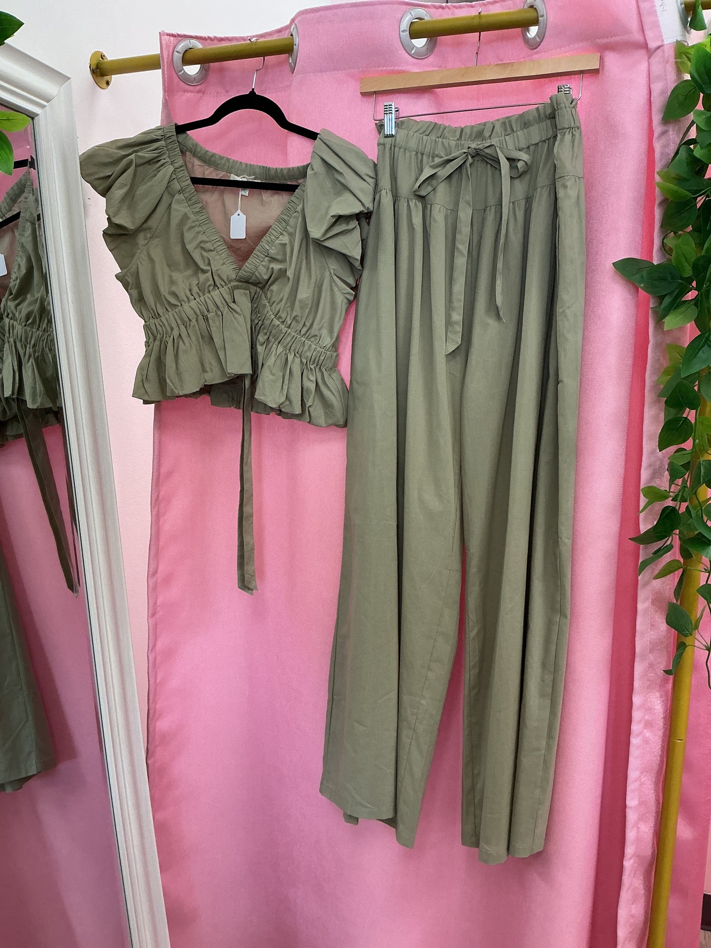 Set top con vuelos y pantalón