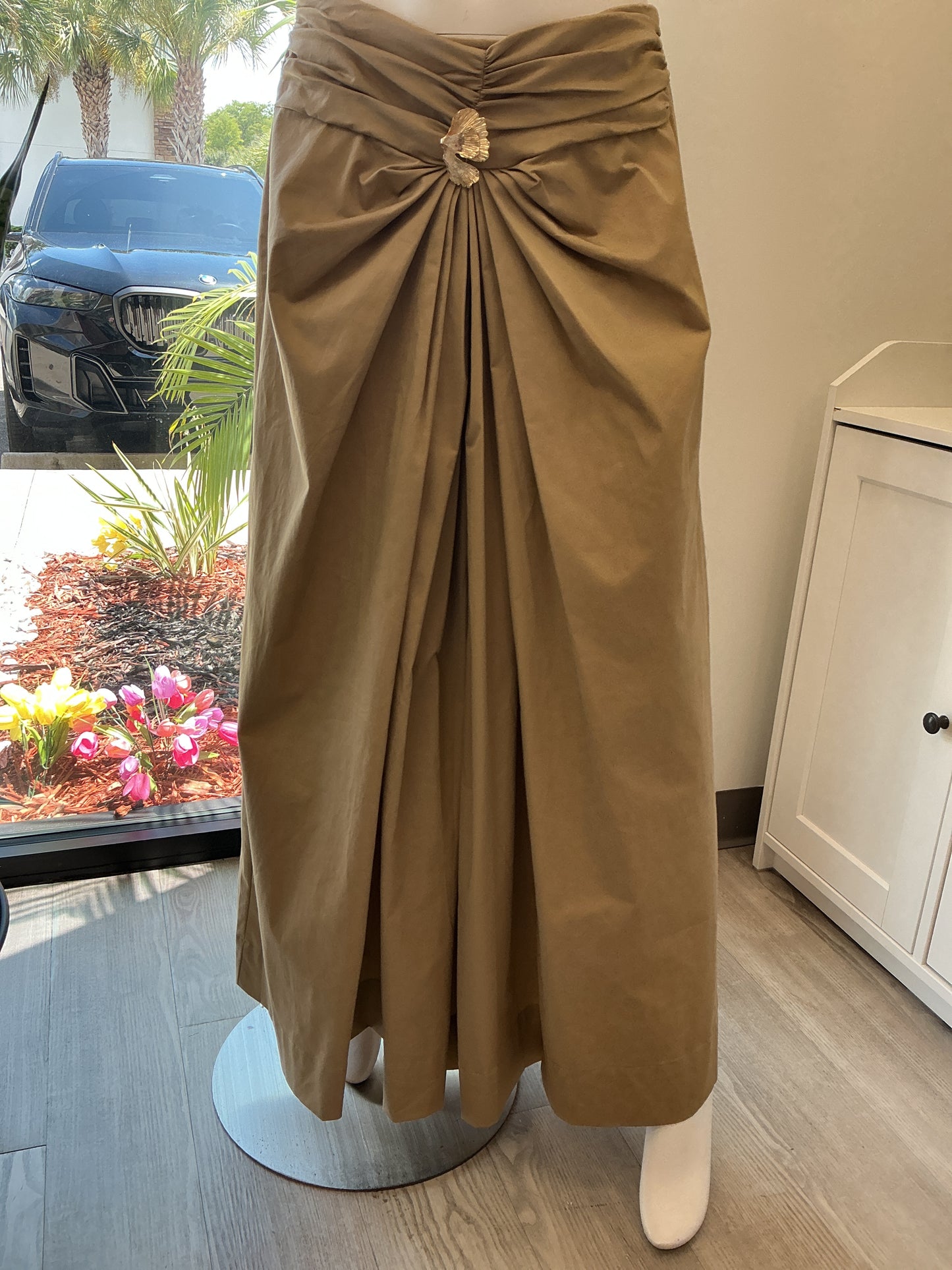 Maxi Falda Fruncida Detalle Flor Dorada