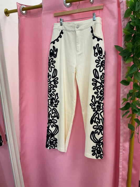 Pantalón con diseño a los lados
