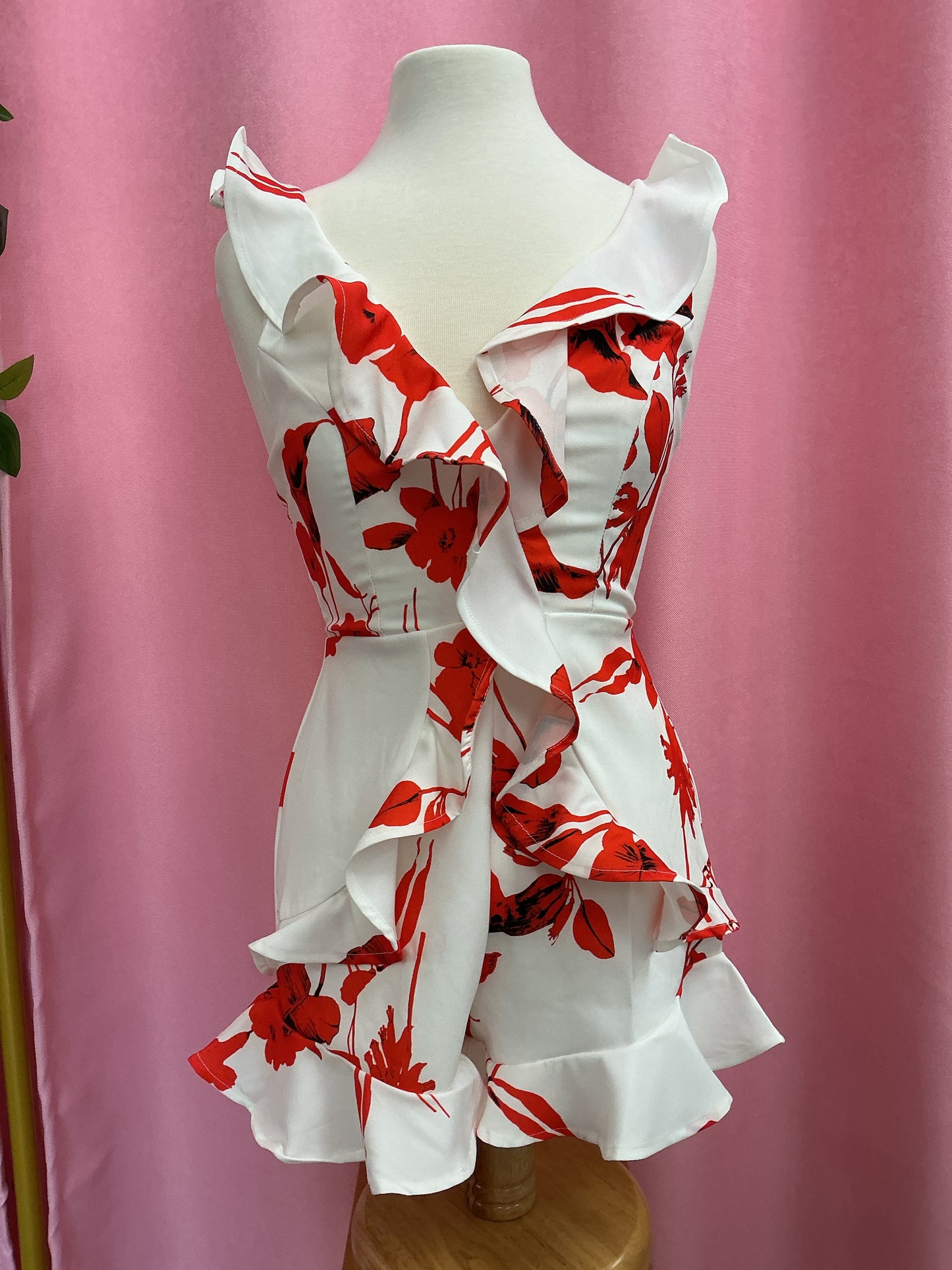 Vestido corto blanco con flores rojas
