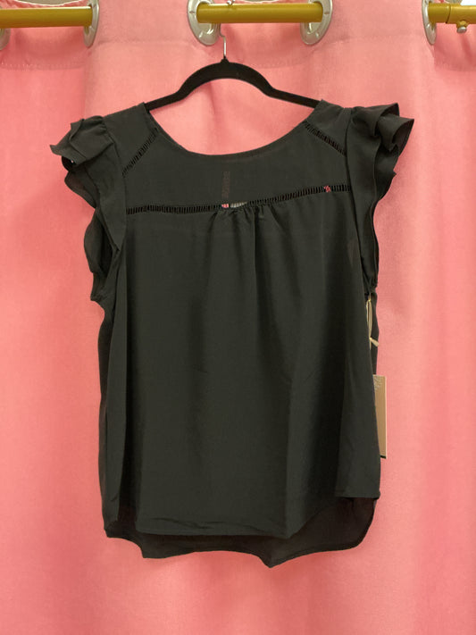 Blusa negra con volados en los hombros