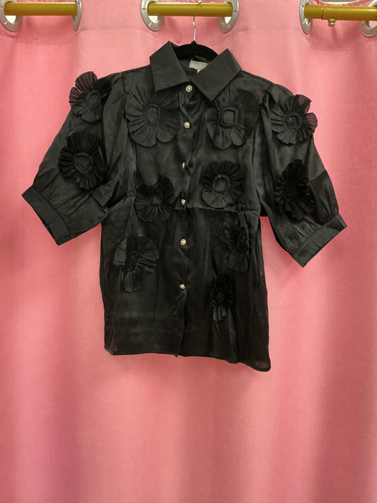 Camisa floral y botones de perla