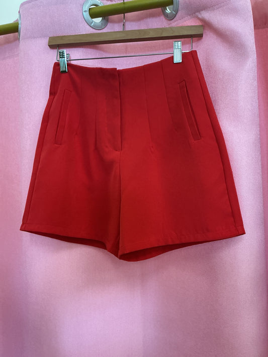 Short de vestir con pliegues