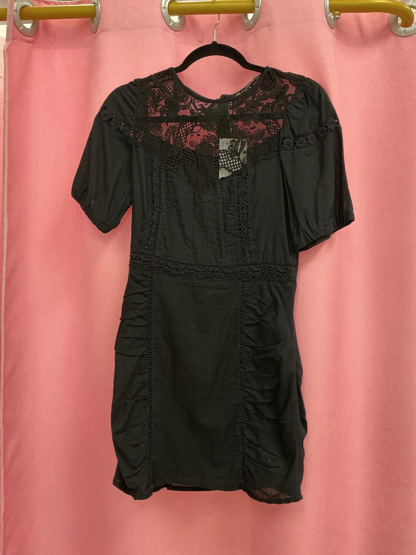 Vestido corto con manga corta y encaje