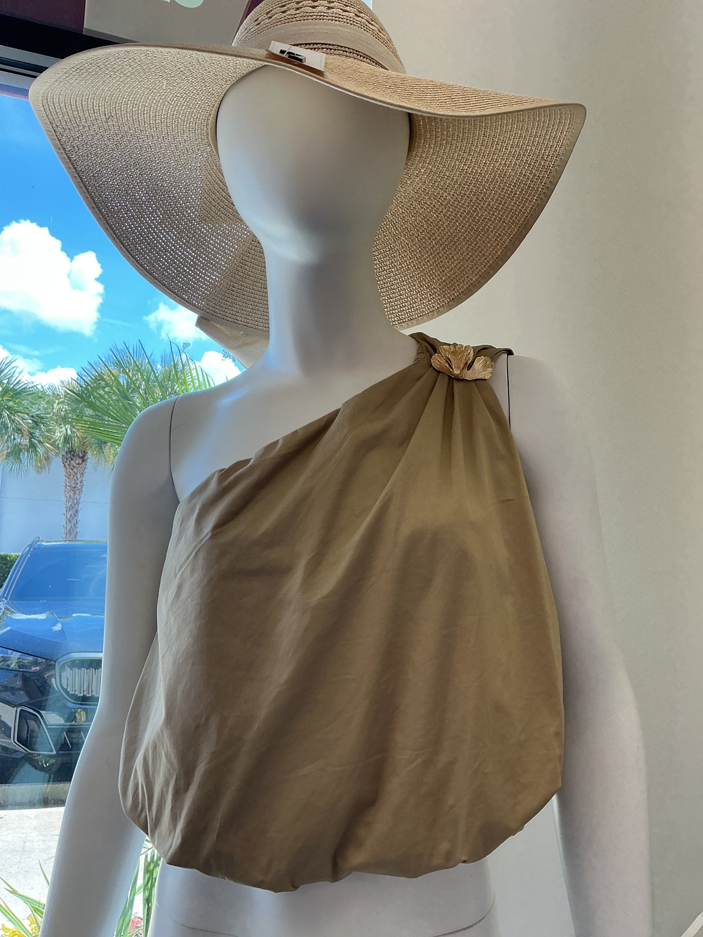 Blusa Asimétrica Con Detalle Flor Dorada