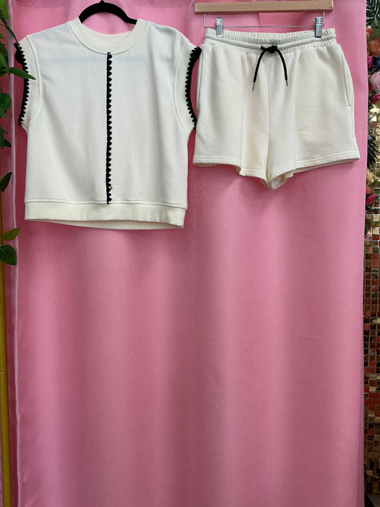 Set Short Beige y Bordado Negro