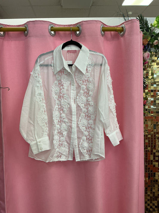 Camisa con bordado en mangas y en la parte delantera