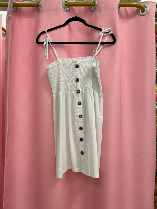 Vestido corto arruchado arriba y con botones