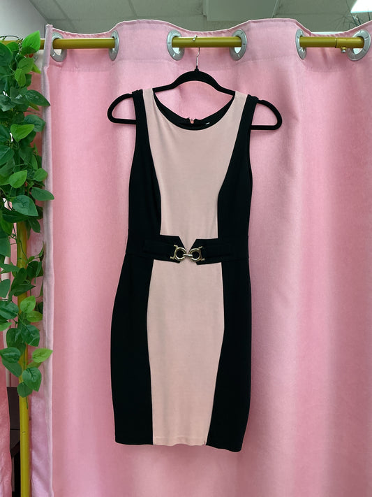 Vestido negro con rosado y cinturón