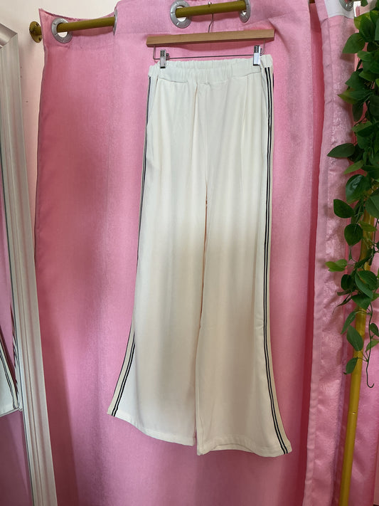 Pantalón crema con líneas a los lados