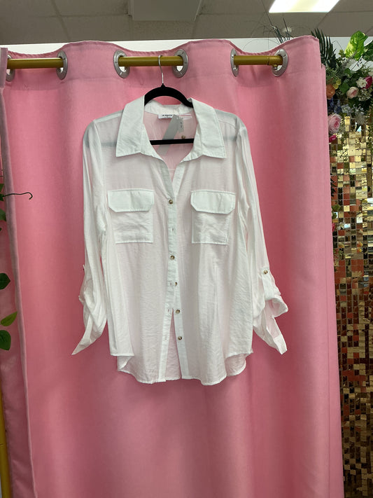 Camisa blanca con botones marrón
