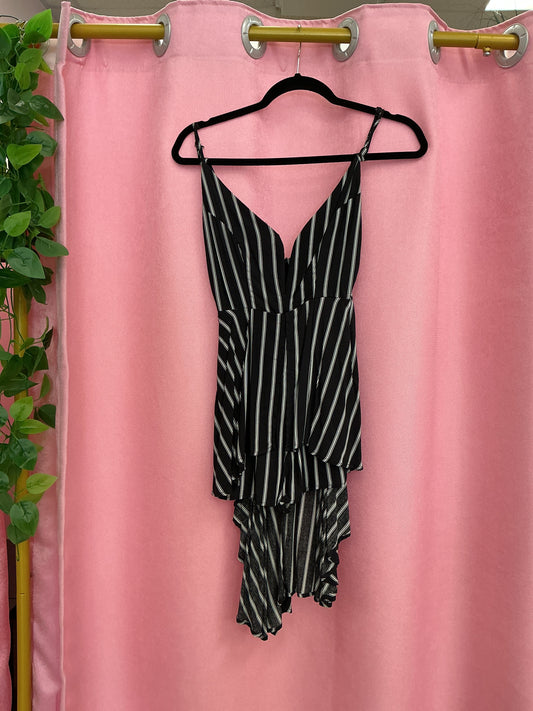 Vestido con líneas blancas