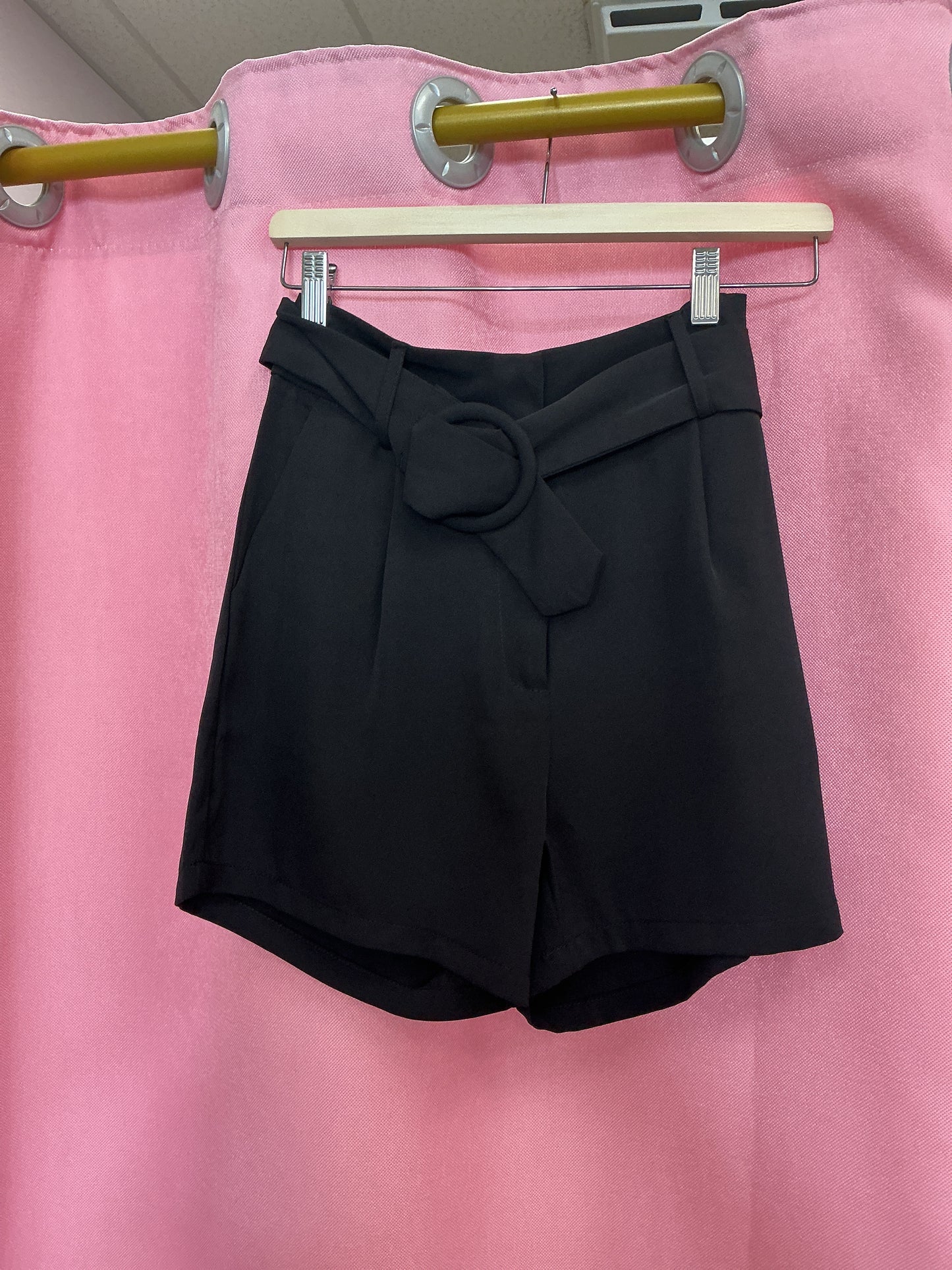 Short de vestir con correa redonda