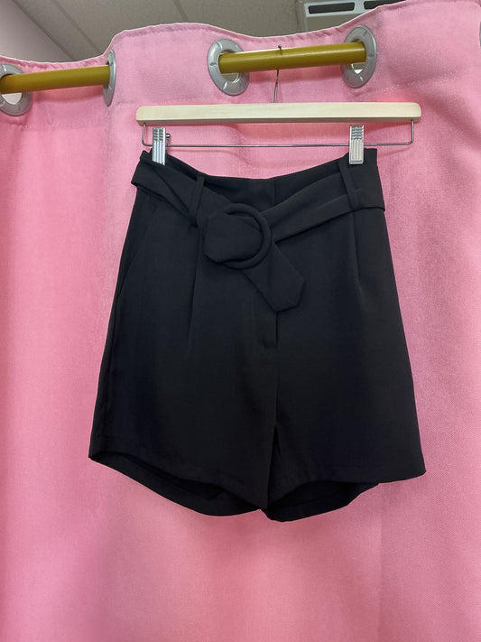 Short de vestir con correa redonda