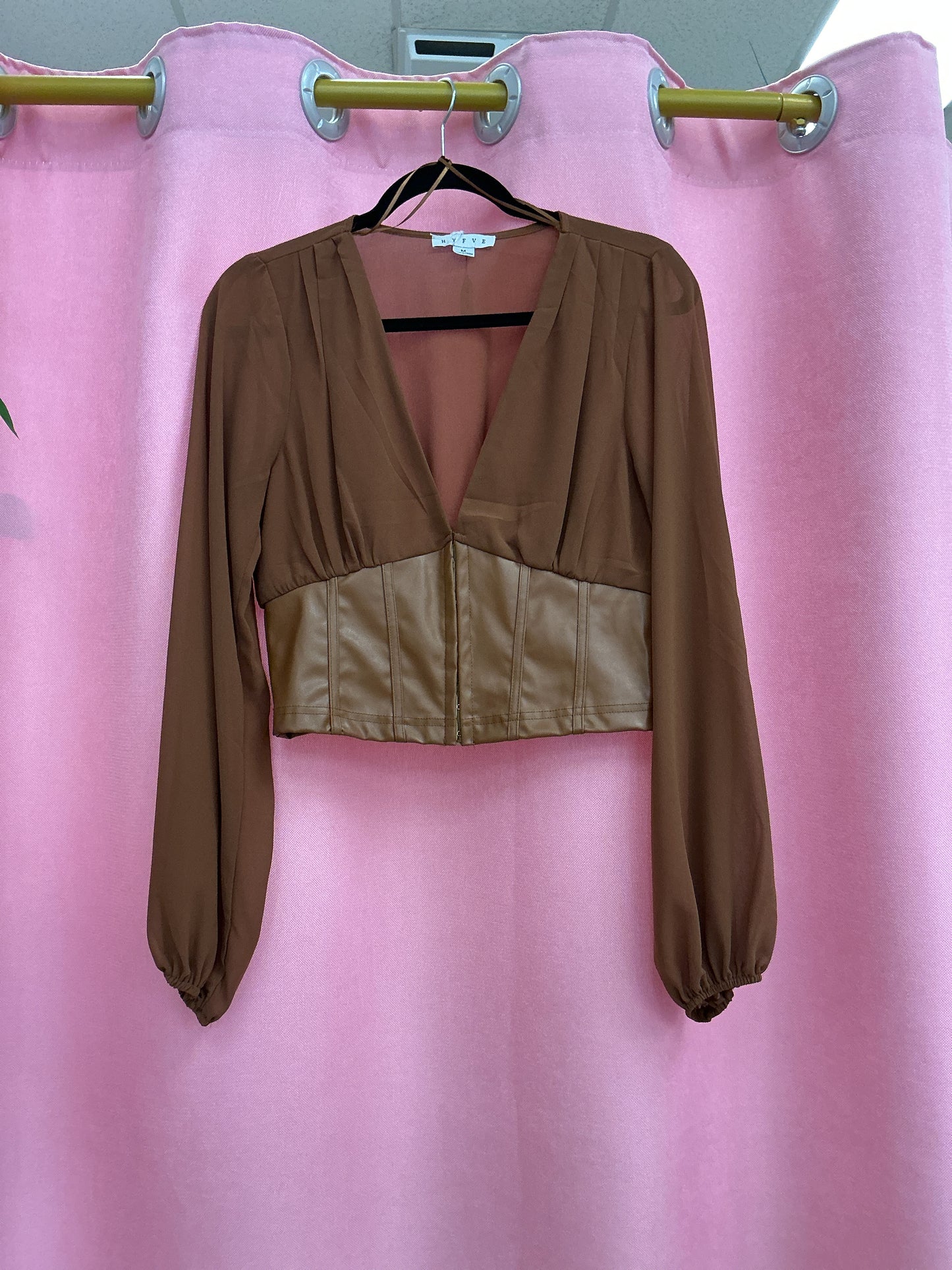 Blusa de chifon con cinturilla de cuero