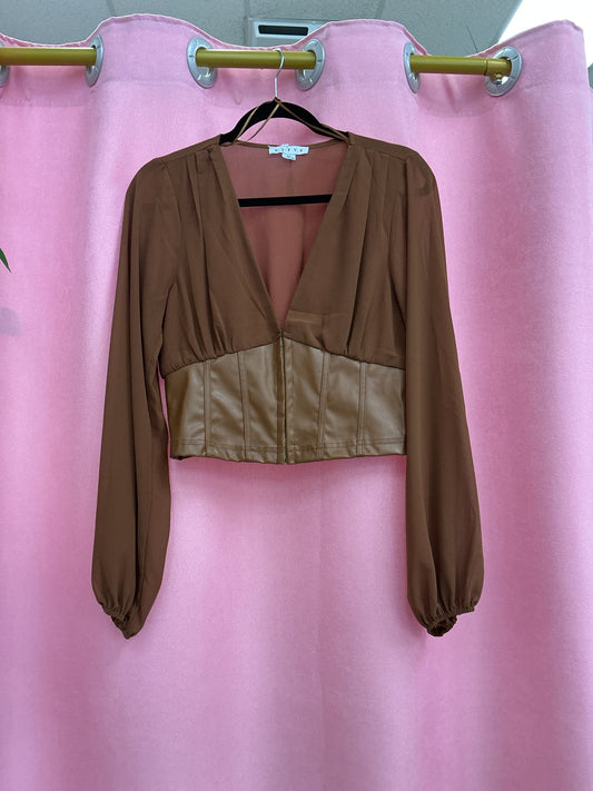 Blusa de chifon con cinturilla de cuero