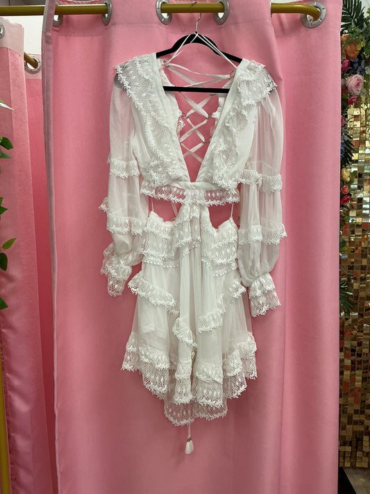 Vestido corto manga larga de vuelos y encaje