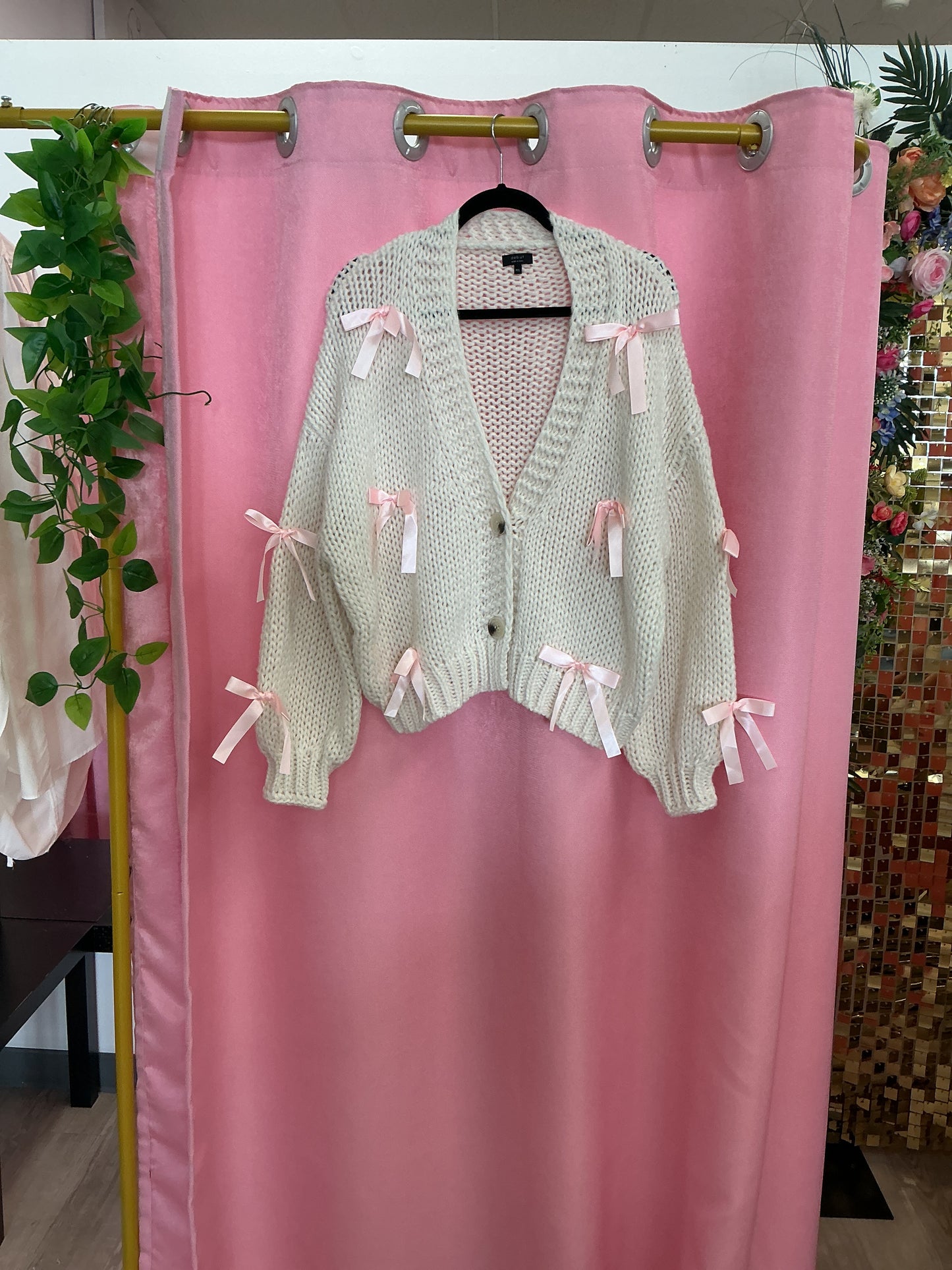 Suéter con lazos rosado