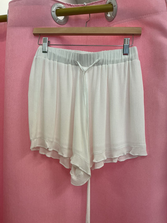 Short holgado con transparencia