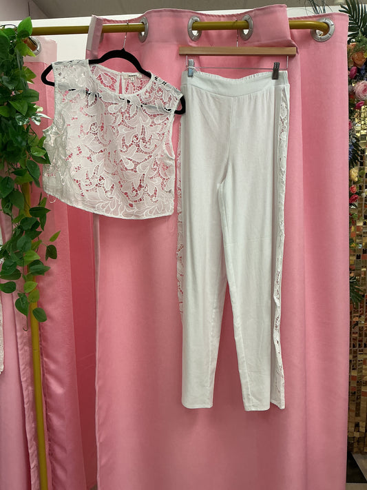 Set camisa de encaje y pantalón con encaje a los lados