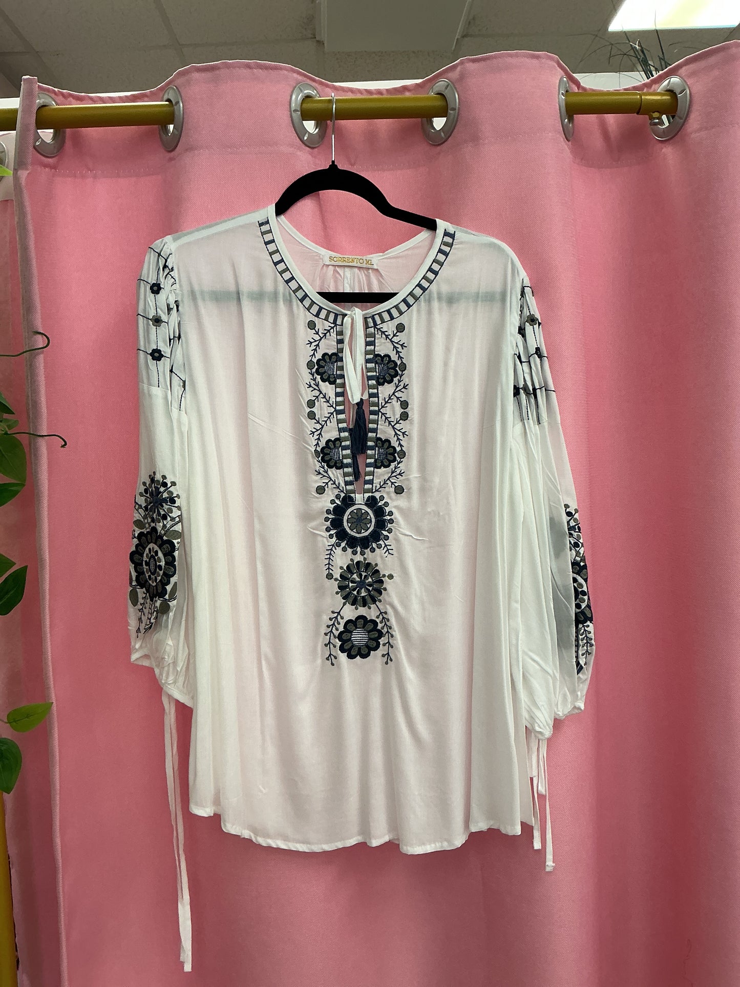 Camisón blanco con flores azules