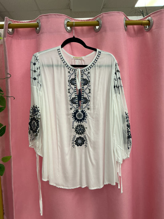 Camisón blanco con flores azules