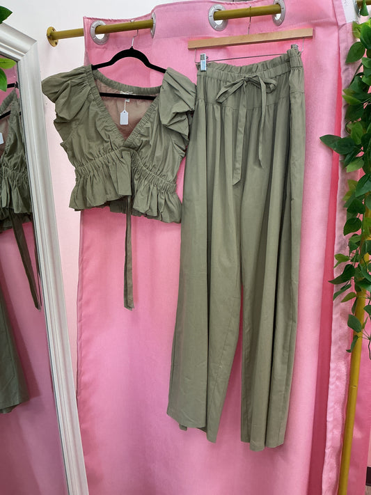 Set top con vuelos y pantalón