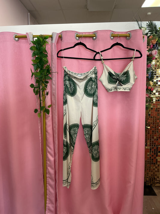 Conjunto beige con verde