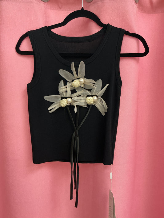 Blusa con ramo de flores en tela ,perlas y piedras