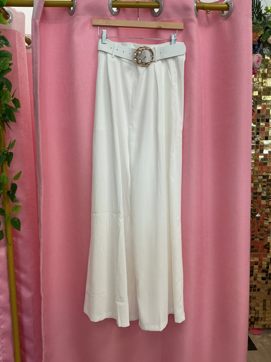 Pantalón de vestir y correa de perlas